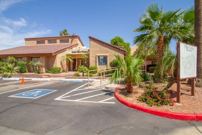 Building Photo - 2121 W Royal Palm Rd