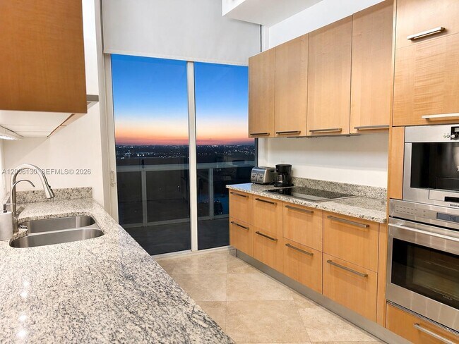 Building Photo - 15811 Collins Ave