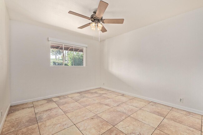 Building Photo - 524 W Fairway Dr