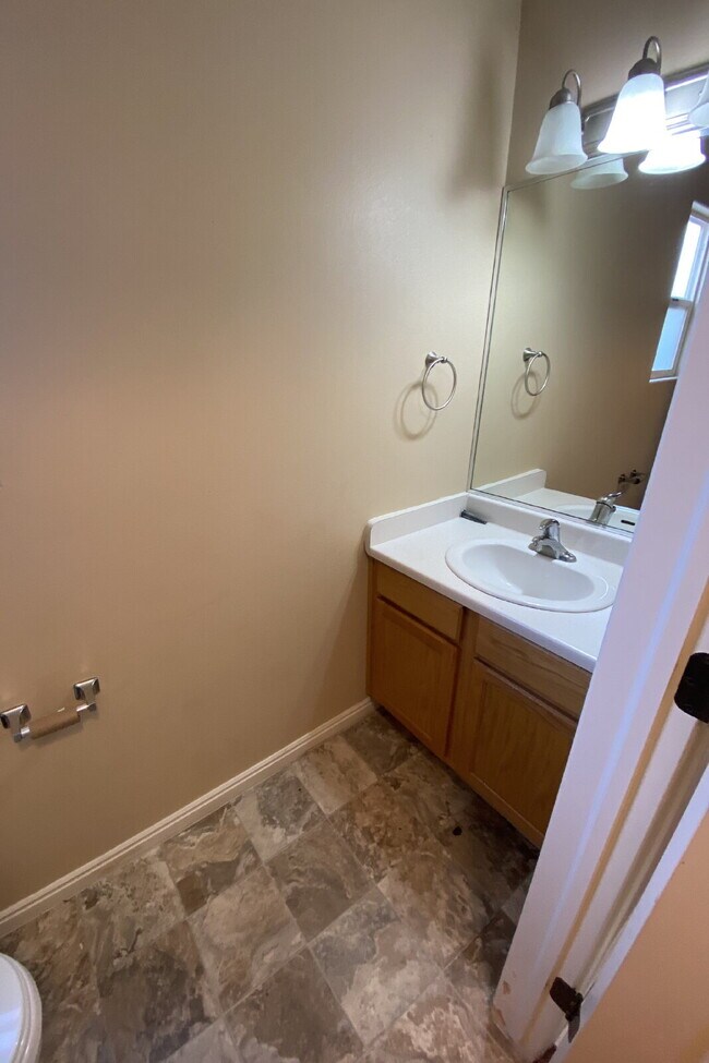 Building Photo - Spacious 3-Bedroom Townhouse in Saint George with Modern Comforts