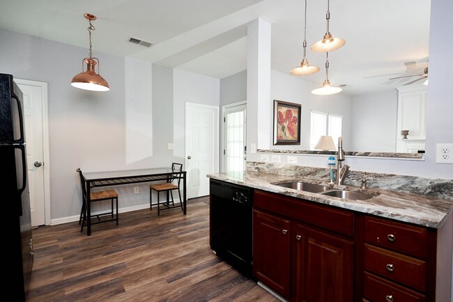 Building Photo - 5 Bedroom 4 Bath Single Family Home with G...