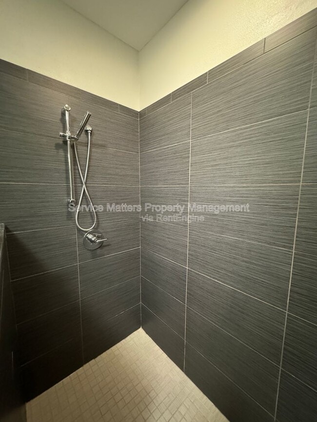 Building Photo - 1416 E Baars St