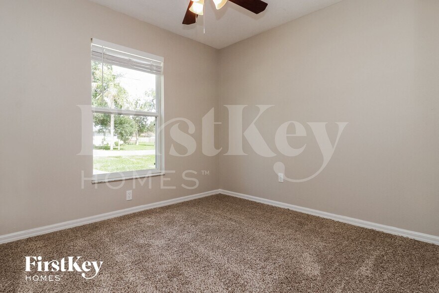 Building Photo - 2711 80th Ave E