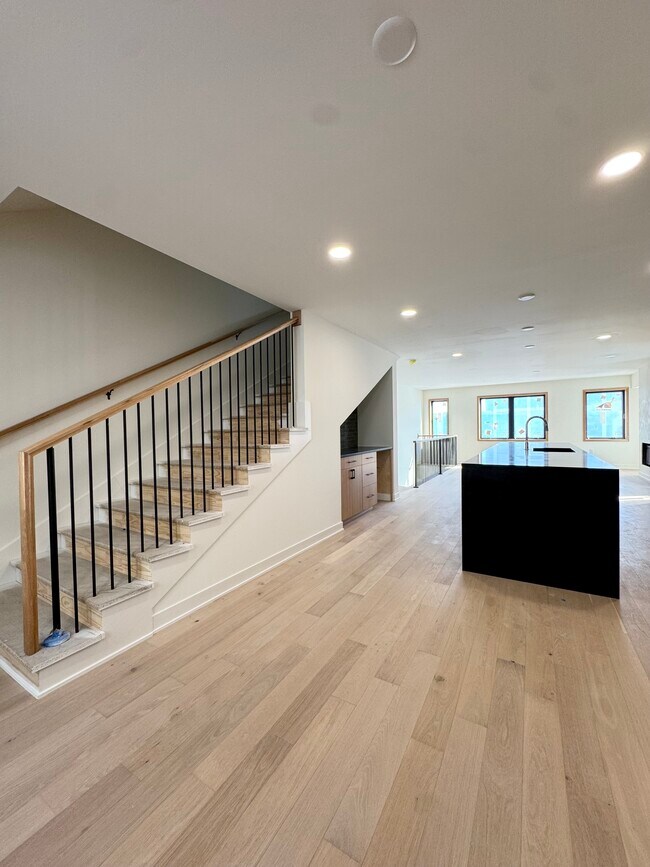 Building Photo - 537 E 19th St