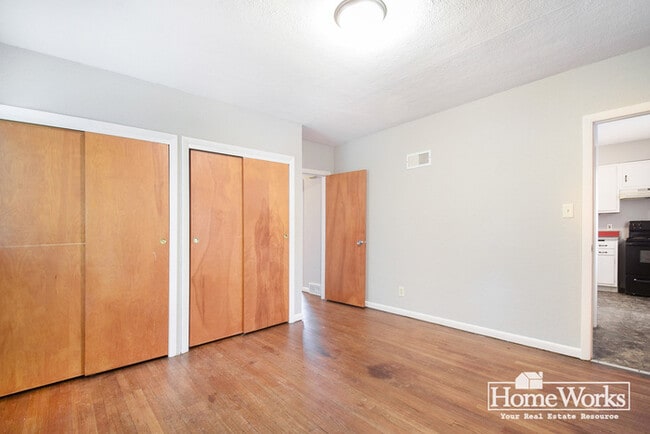 Building Photo - 730 E Broadway St