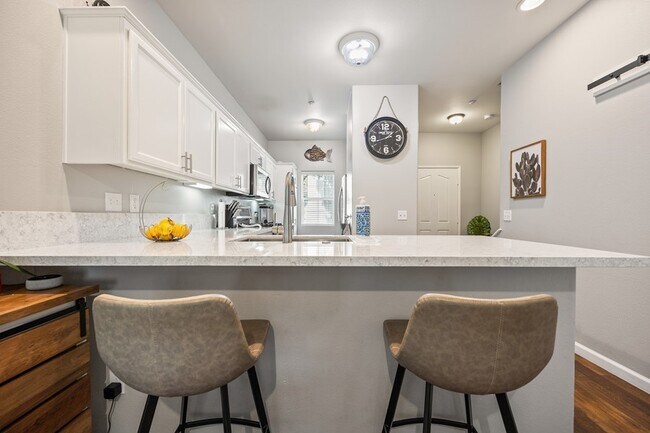 Building Photo - Spacious 3-Bedroom Townhouse in Burgundy H...
