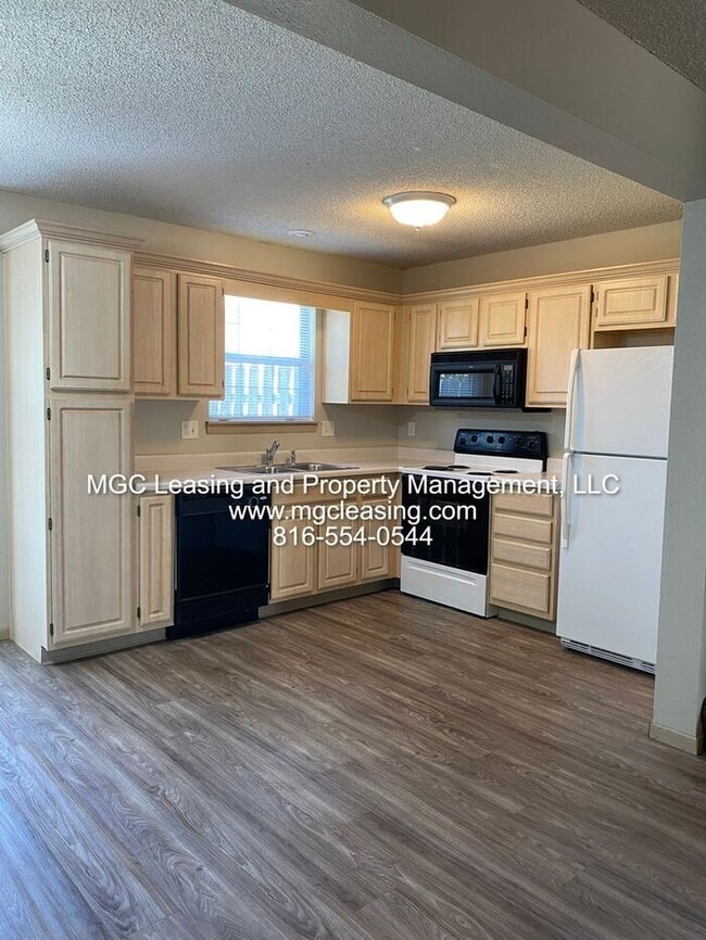 Building Photo - Live the Harrisonville Lifestyle at South Garden Townhomes!