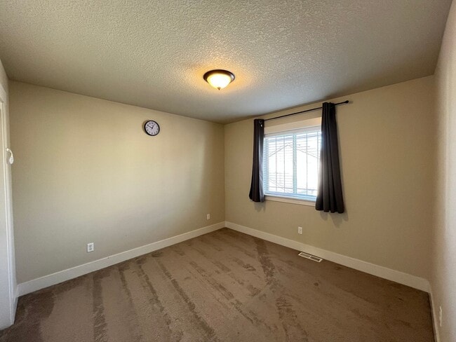 Building Photo - Lovely 3 Bed + 2.5 Bath in Bethany Creek F...