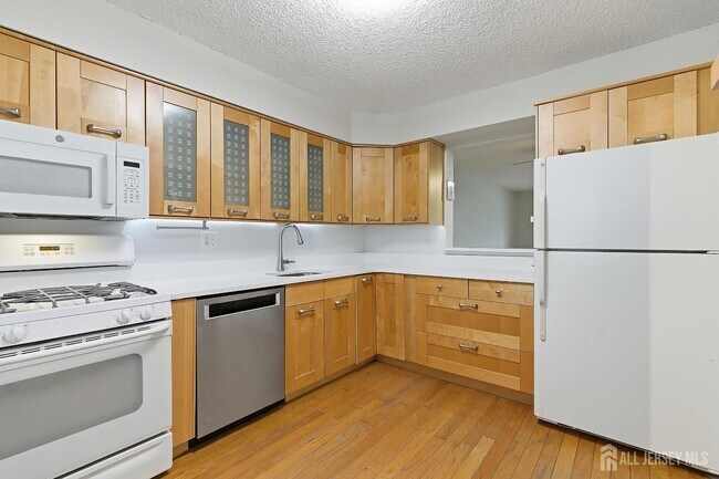 Building Photo - 60 Hampshire Dr