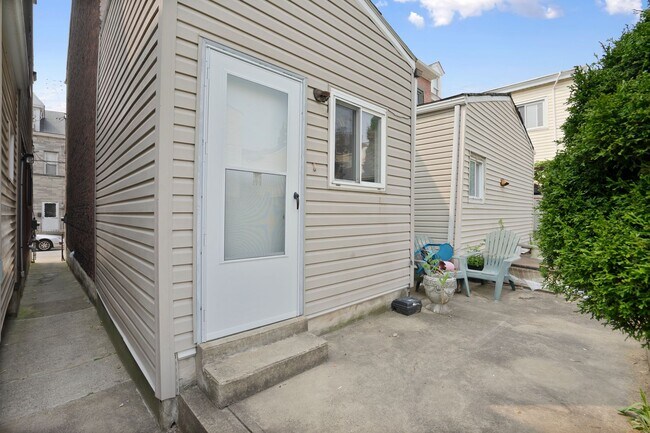 Building Photo - Newly renovated 2 Bed, 1 Bath w/ Bonus Room, Central AC, Laundry - Available October 1st!