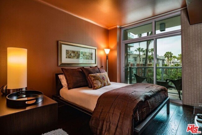 Building Photo - 13700 Marina Pointe Dr