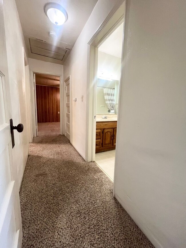 Building Photo - 3 Bedroom House, Available Now!