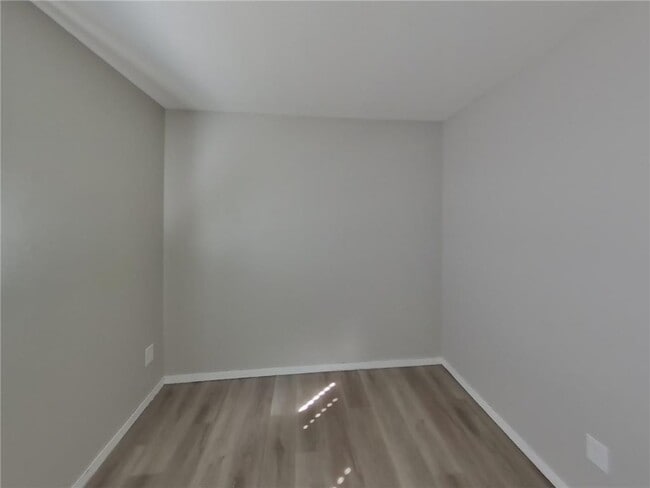 Building Photo - 1056 S Shore Dr