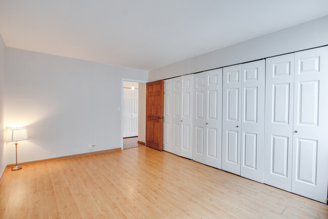 Building Photo - 5701 N Sheridan Rd