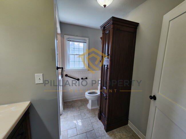 Building Photo - AVAILABLE NOW! Updated, Anderson 2 Bedroom...