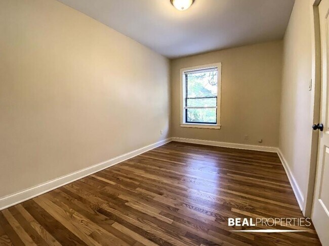 Building Photo - 1 bedroom in CHICAGO IL 60613