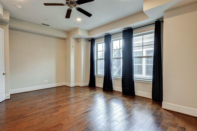 Building Photo - 720 N Shepherd Dr