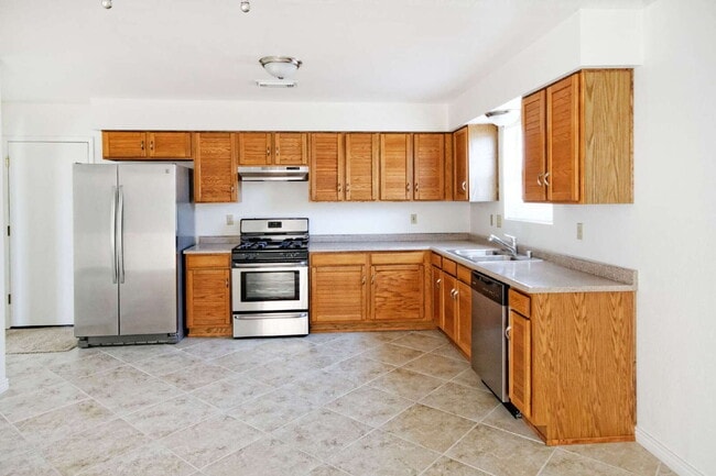 Building Photo - Comfortable home on a cul-de-sac with a great floorplan.