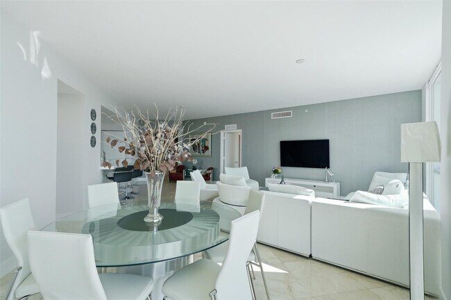 Building Photo - 3030 NE 188th St