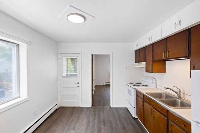 Interior Photo - Colonial Manor (GL62,LLC)