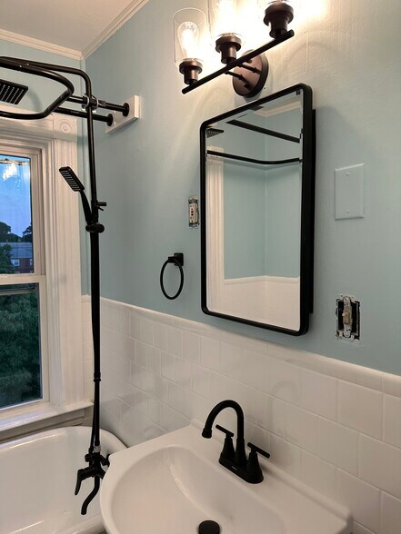Bathroom - 10 Garden St