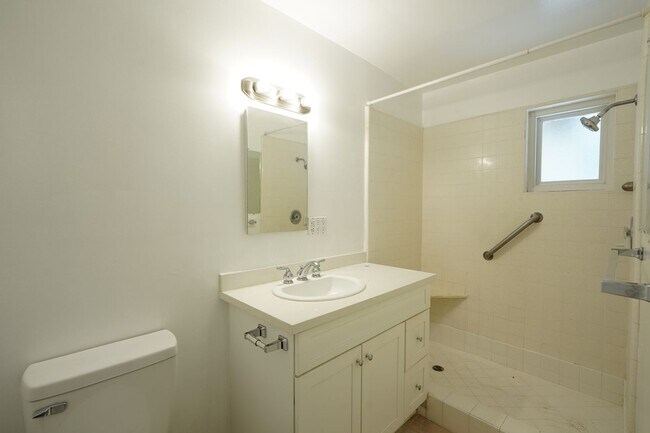 Building Photo - 220 Lilac Ct
