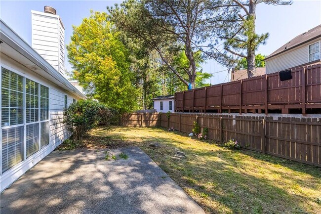 Building Photo - 2110 Racquet Club Cir NW