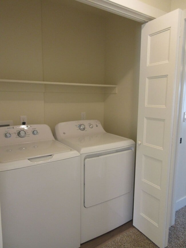 Building Photo - Move-In Discount! 2 Bedroom + Den/Office 2...