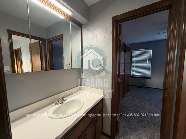 Building Photo - West Norman 2 Bed 1.5 Bath!