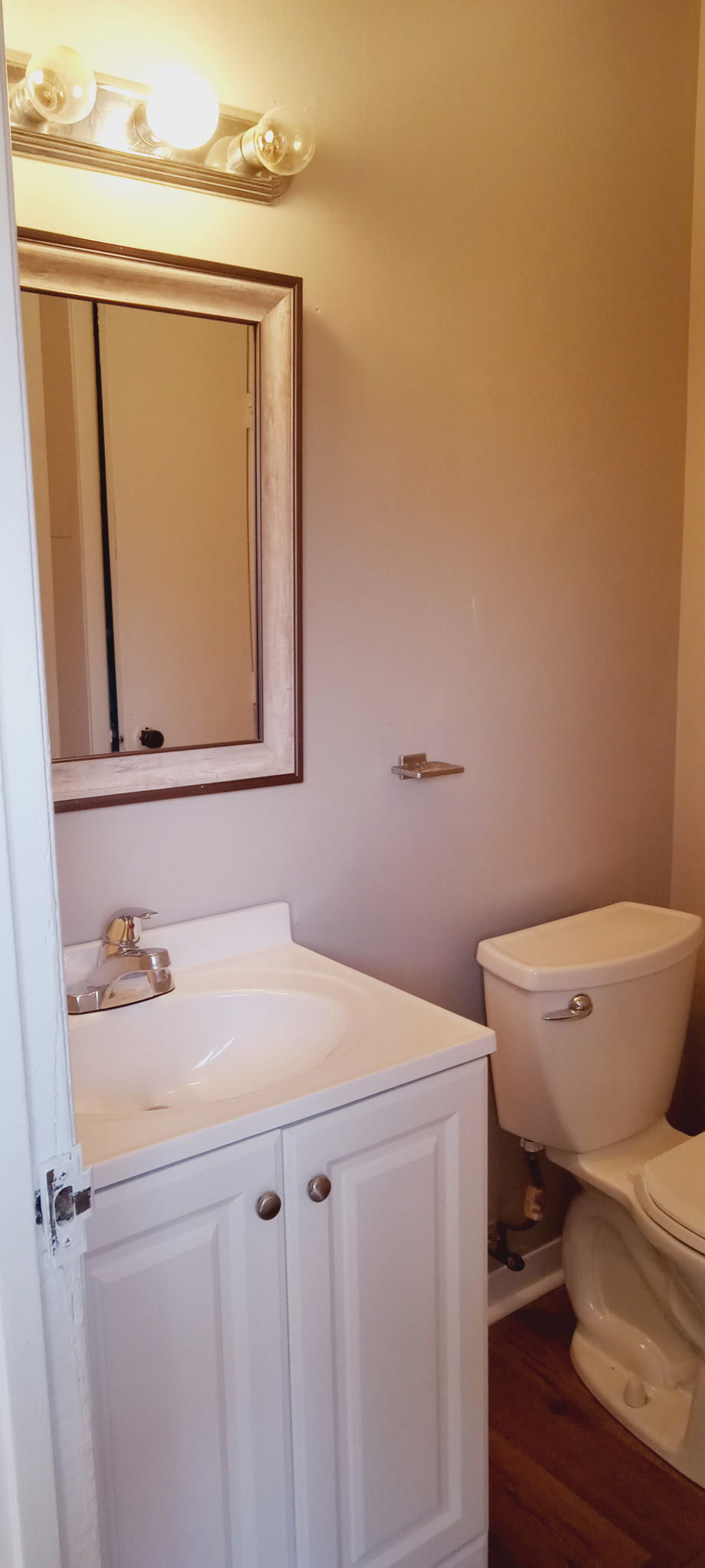 Half bathroom - 1465 Longdale Dr