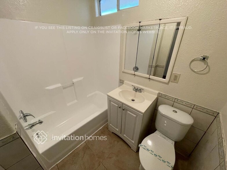 Building Photo - 260 E Plenty St