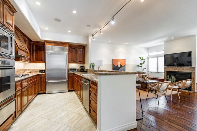 Building Photo - 109 W Montecito Wy