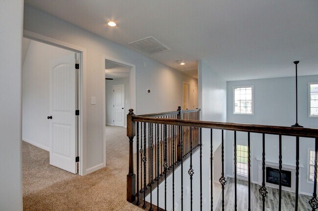 Building Photo - mega Huge wow. 4 bed 3 bath.