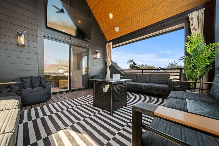 Building Photo - 1102C Buchanan St