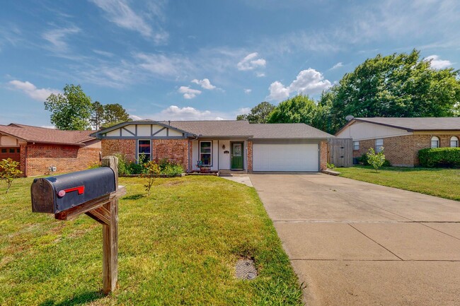 Building Photo - Available Mid-June | 3 Bedroom Arlington H...