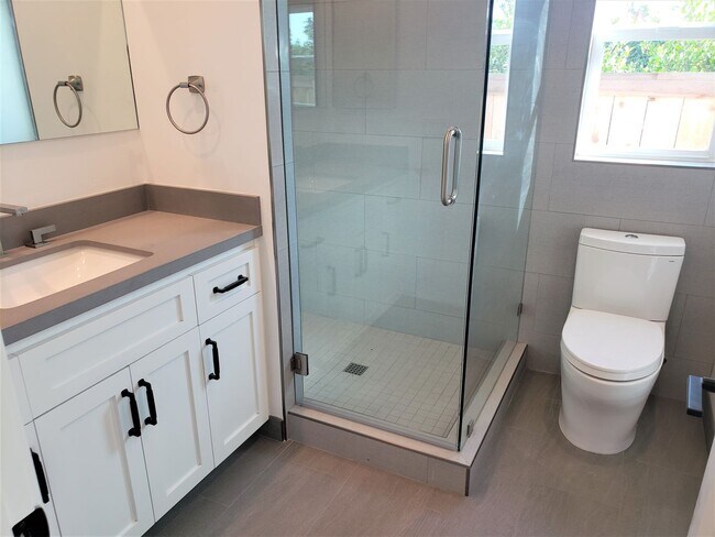 Building Photo - Newer Construction, 2BD/2BA House on Private Drive in Leucadia: Minutes to Beach, Town, YMCA!