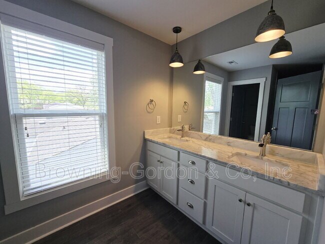 Building Photo - 668 A James Avenue