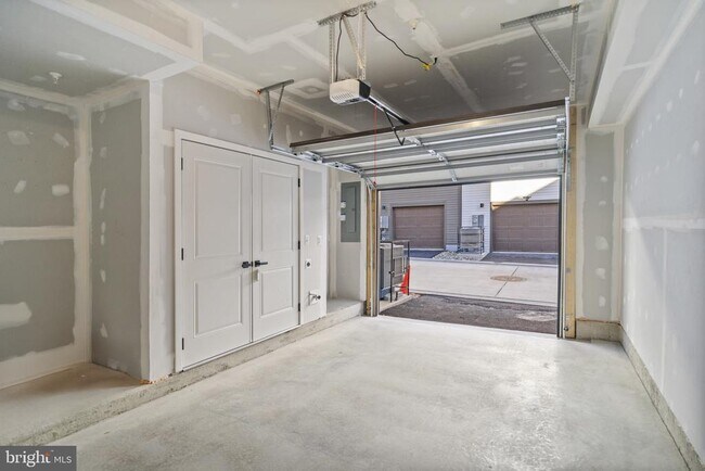 Building Photo - 734 Watts St