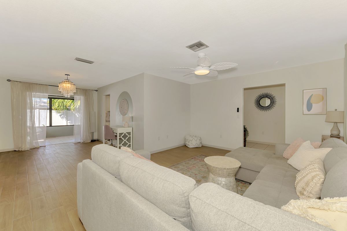Building Photo - 2221 Pine View Cir