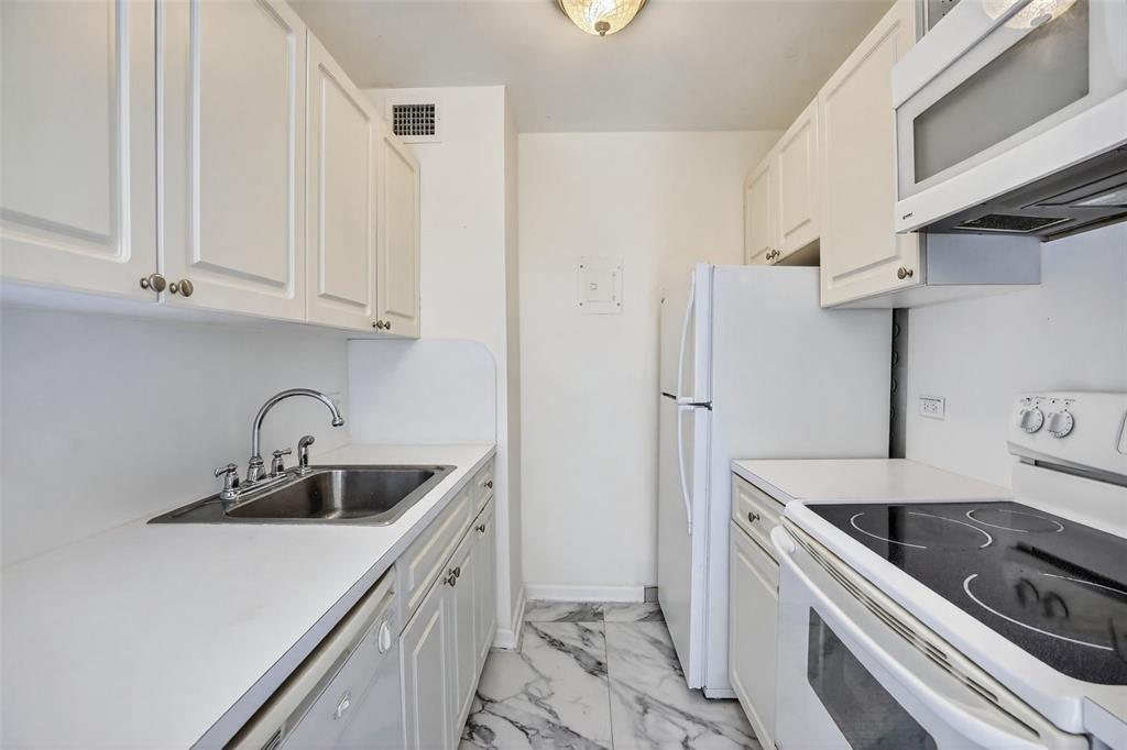 Building Photo - 1405 Miami Rd