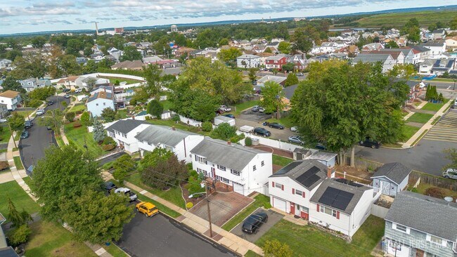 Building Photo - 62 Pinho Ave