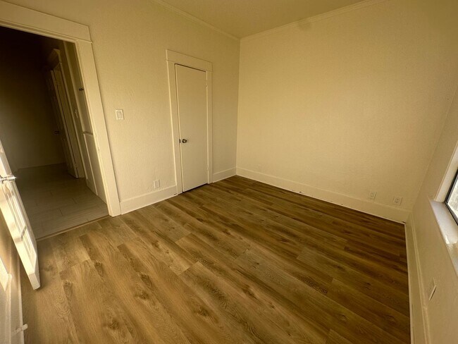 Building Photo - UPGRADED 4 BEDROOM NEAR DRAKE PARK!