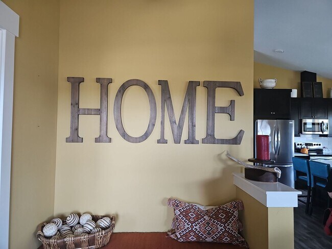 Building Photo - Fully Furnished Home with Stunning Cascade Mountain Views – Flexible Lease Options