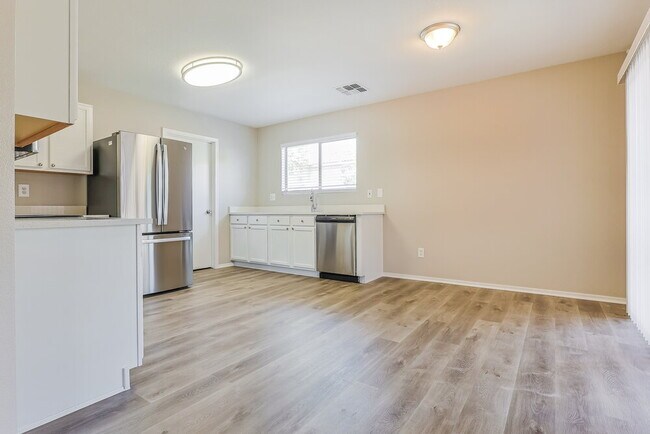 Building Photo - 2300 E Gleneagle Dr