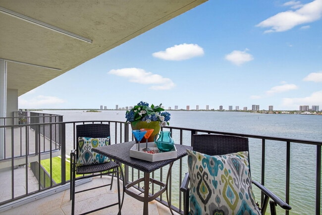 Building Photo - 801 Lake Shore Dr