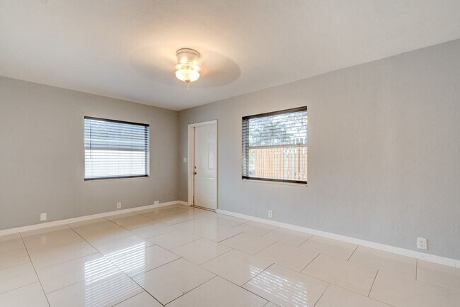 Building Photo - Updated East Delray Duplex | No HOA + Priv...