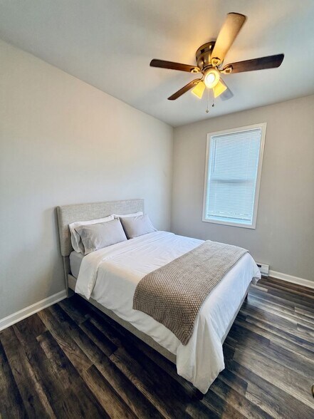 Building Photo - Rare 5-Bedroom Gem in Kingsessing