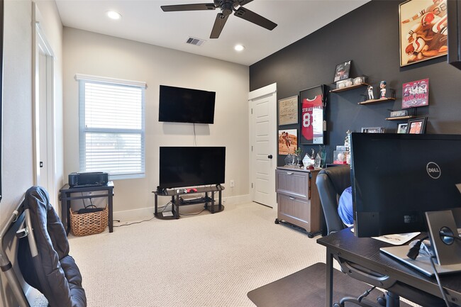 Building Photo - 712 Pinemont Cyn Ln