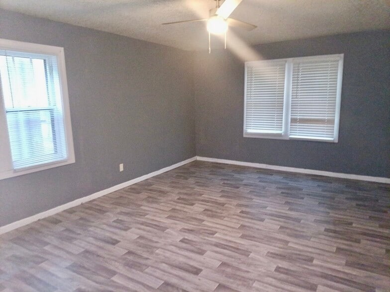 Building Photo - 706 W Prairie Ave