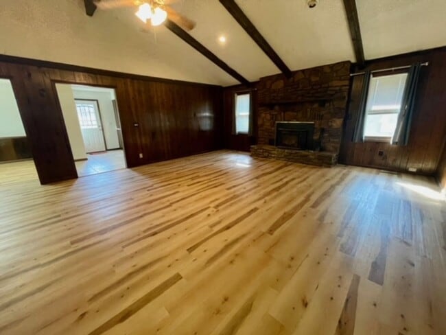 Building Photo - 3839 N Stewart Ave